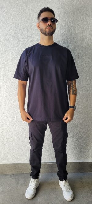 Camiseta oversize bordada cor preta