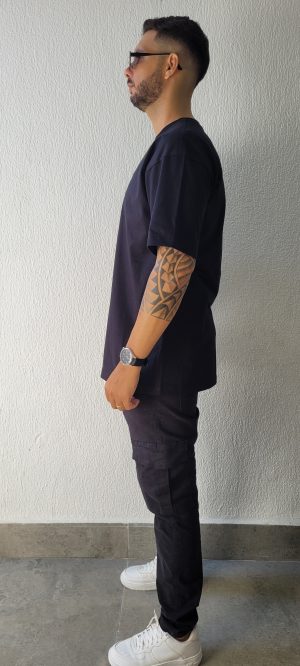 Camiseta oversize bordada cor preta