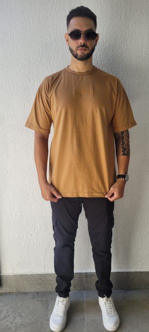 Camiseta oversize bordada cor mascavo