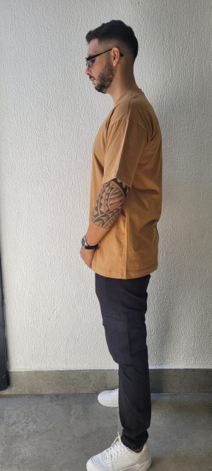 Camiseta oversize bordada cor mascavo