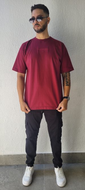 Camiseta oversize bordada cor vinho