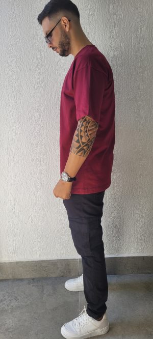 Camiseta oversize bordada cor vinho