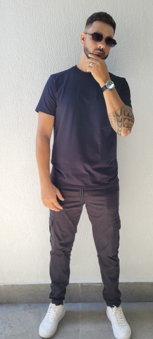 Camiseta tradicional bordada cor preta
