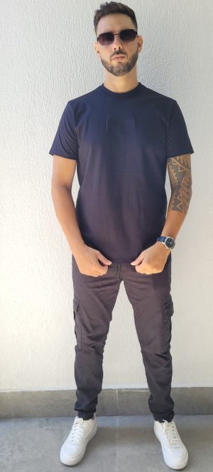 Camiseta tradicional bordada cor preta