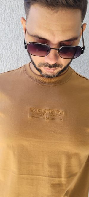 Camiseta tradicional bordada cor mascavo