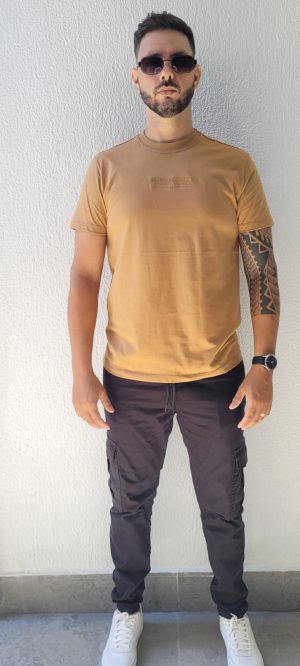 Camiseta tradicional bordada cor mascavo