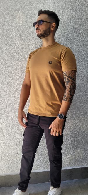 Camiseta tradicional estampada cor mascavo