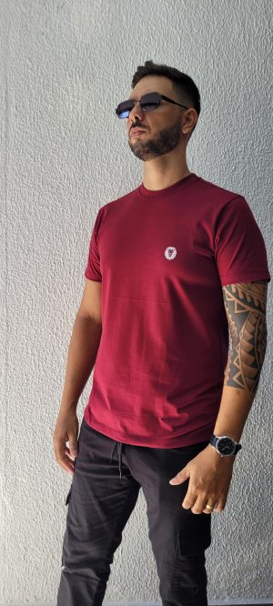 Camiseta tradicional estampada cor vinho