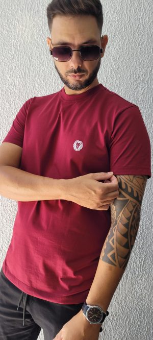 Camiseta tradicional estampada cor vinho