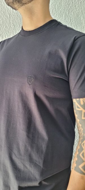 Camiseta tradicional bordada leão cor preta